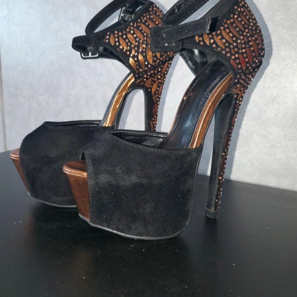 Scene from SHOEDAZZEL black and bronze